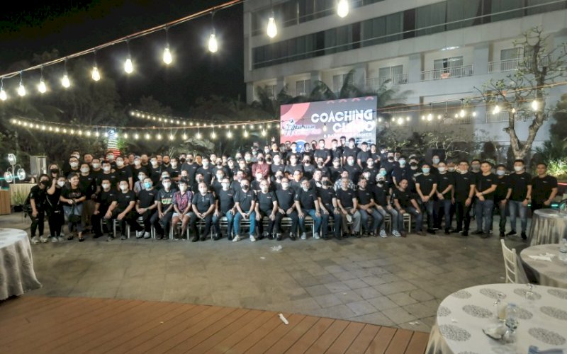 COACHING CLINIC. Ratusan cylist Makassar mengikuti Coaching Clinic & Barbeque Dinner yang rutin digelar Makassar Cycling Club (MCC) di Claro Makassar, Selasa (25/5/2021) malam. foto: humas mcc