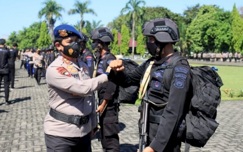 SAMBUTAN. Kapolda Sulsel, Irjen Pol Merdisyam, menyambut personel Sat Brimob Polda Sulsel BKO Polres Yalimo, Polda Papua di Lapangan Upacara Polda Sulsel, Rabu (26/5/2021). foto: humas polda sulsel