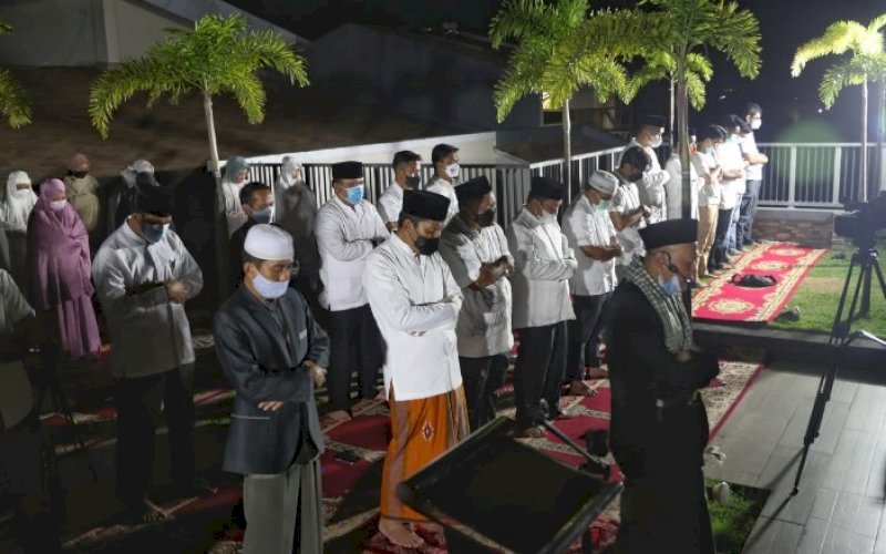 SALAT GERHANA. Wali Kota Makassar, Moh Ramdhan Pomanto, melakukan salat khusuf (Salat Gerhana) berjemaah di Roof Top Kediaman Pribadinya, Jl Amirullah, Kota Makassar, Rabu (26/5/2021) malam. foto: humas pemkot makassar