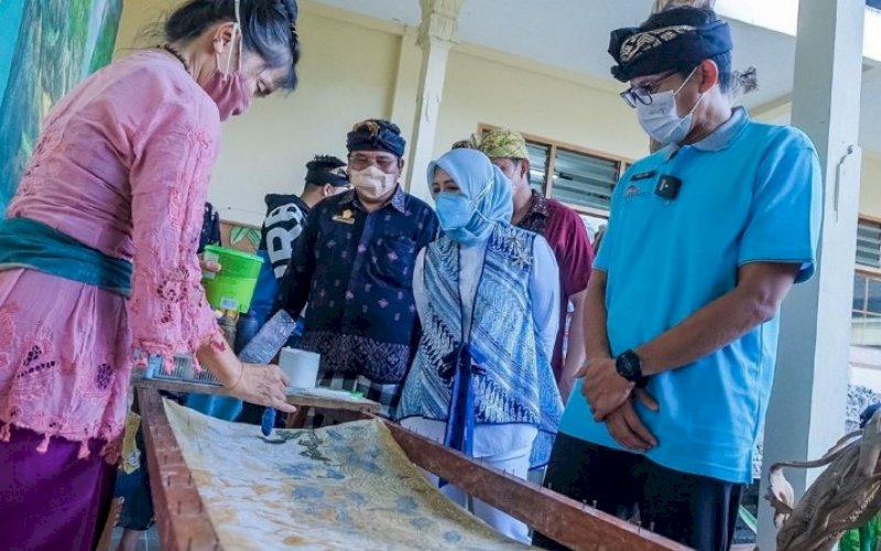 KUNJUNGAN. Menparekraf, Sandiaga Salahuddin Uno, melakukan kunjungan ke Desa Adat Mas di Kawasan Ubud, Kabupaten Gianyar, Bali, Rabu (26/5/2021). foto: humas kemenparekraf