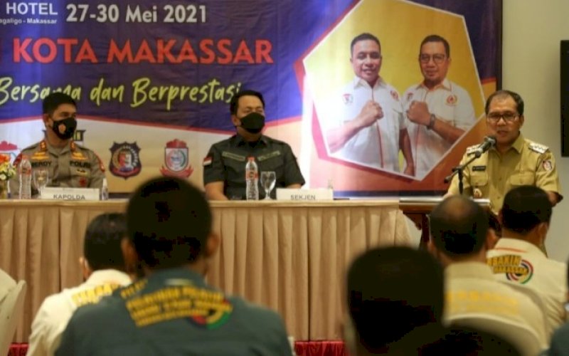 SAMBUTAN. Wali Kota Makassar Moh Ramdhan Pomanto memberikan sambutan pada pembukaan pelatihan menembak berskala nasional di Hotel La'riz Wthree Lagaligo Makassar, Kamis (27/5/2021). Hadir mendampingi Kapolda Sulsel Irjen Pol Merdisyam yang juga selaku Ketua Umum Pengprov Perbakin Sulsel (kiri). foto: humas pemkot makassar