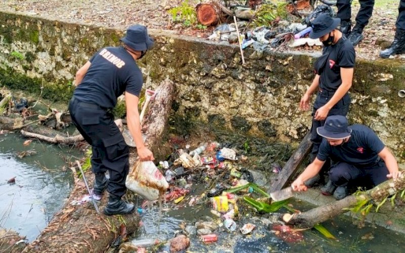 MEMBERSIHKAN. Personel Batalyon C Pelopor Satbrimob Polda Sulsel membersihkan saluran irigasi di Lingkungan Lacokkong, Kelurahan Watampone, Kecamatan Tanete Riattang, Kabupaten Bone, Jumat (28/5/2021). foto: humas brimob bone