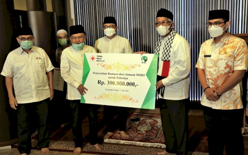 DONASI KEMANUSIAAN. Ketua Umum PMI, HM Jusuf Kalla (JK), menerima donasi kemanusiaan untuk Palestina dari jemaah Masjid Raya Bintaro Jaya, Kamis (27/5/2021) petang. foto: humas pmi