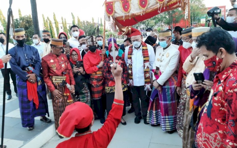 PENYAMBUTAN. Upacara penyambutan Ketua DPD RI, AA La Nyalla Mahmud Mattalitti di Ruang Utama Istana Balla Lompoa Kerajaan Gowa di Sungguminasa, Kabupaten Gowa, Kamis (27/5/2021). Nampak menyambut Raja Gowa ke-38 Andi Kumala Idjo Daeng Sila Karaeng Lembang Parang Batara Gowa III. foto: doelbeckz/pluz.id