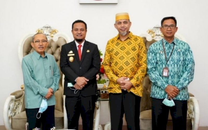 SILATURAHMI. Plt Gubernur Sulsel, Andi Sudirman Sulaiman, menerima jajaran BPS, yang dihadiri Inspektur Utama BPS Akhmad Jaelani, Kepala BPS Sulsel yang baru Suntono, dan Kepala BPS Sulsel yang lama Yos Rusdiansyah di Rujab Wagub Sulsel, Jumat (28/5/2021). foto: humas pemprov sulsel