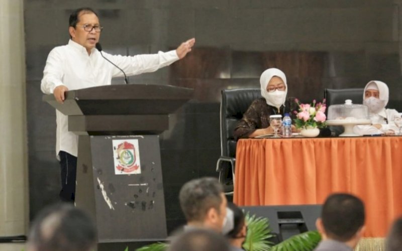 BERI ARAHAN. Wali Kota Makassar, Moh Ramdhan Pomanto, memberikan arahan saat bertemu perwakilan P2KKN Unhas Makassar yang berkomitmen&nbsp; menyukseskan Makassar Recover. foto: humas pemkot makassar