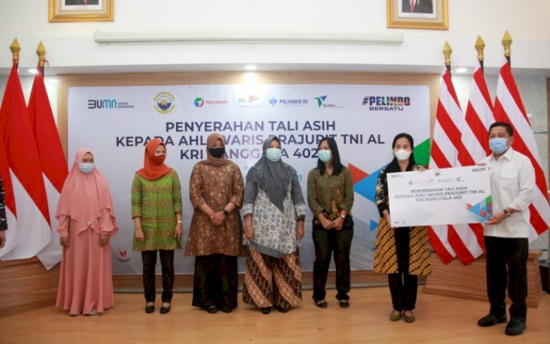 TALI KASIH. PT Pelabuhan Indonesia I, II, III, dan IV (Persero) bersatu memberikan 'Tali Asih' kepada keluarga korban KRI Nanggala-402 yang tenggelam pada sekitar akhir April lalu saat melakukan latihan di perairan utara Pulau Bali di Markas Komando Armada II, Surabaya, Jumat (28/5/2021). foto: humas pelindo