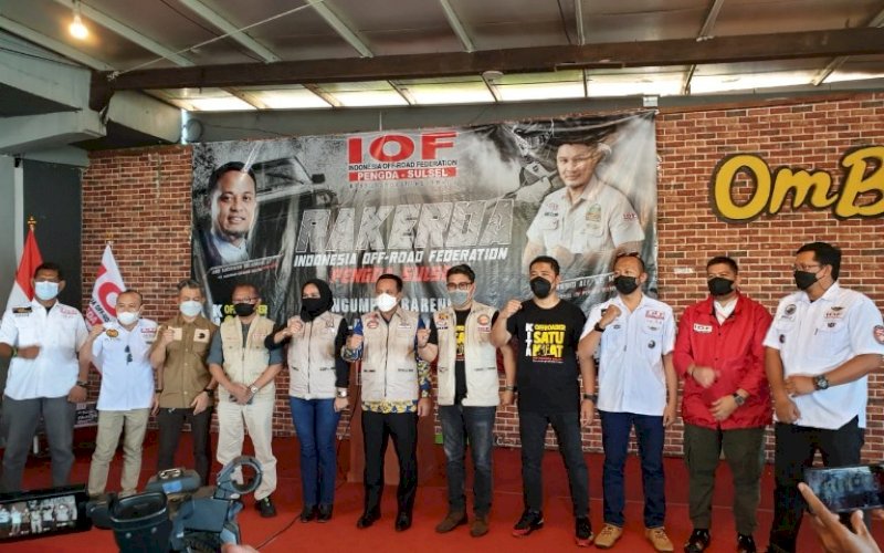 RAKERDA. Plt Gubernur Sulsel Andi Sudirman Sulaiman dan Ketua DPRD Provinsi Sulsel Andi Ina Kartika Sari menghadiri Rakerda Pengda IOF Provinsi Sulsel di Cafe Ombak Makassar, Sabtu (29/5/2021). foto: humas iof sulsel