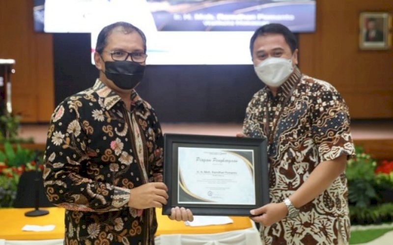 TERIMA PIAGAM. Wali Kota Makassar, Moh Ramdhan Pomanto (kiri), menerima piagam penghargaan usai membagikan ilmu kepemimpinan di hadapan 64 peserta Latpim Nasional Tingkat II Angkatan IX yang diadakan Puslatbang KMP LAN RI di LAN Antang, Kota Makassar, Sabtu (29/5/2021). foto: humas pemkot makassar