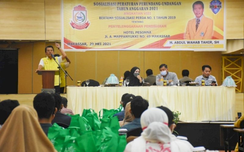 SOSIALISASI PERDA. Anggota DPRD Makassar, Abd Wahab Tahir, menggelar sosialisasi Perda nomor 1 tahun 2019 tentang Penyelenggaraan Pendidikan di Hotel Pesonna Makassar, Sabtu (29/5/2021). foto: istimewa