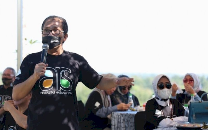 SILATURAHMI. Wali Kota Makassar, Moh Ramdhan Pomanto, yang juga sebagai Ketua IKA Teknik Arsitektur Unhas, memberikan sambutan pada silaturahmi IKATEK Unhas Makassar di Villa Tokka, Kabupaten Maros, Minggu (30/5/2021). foto: humas pemkot makasssar