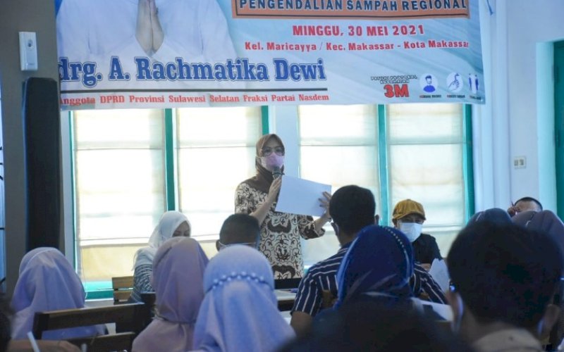 KONSULTASI PUBLIK. Anggota DPRD Sulsel, Andi Rachmatika Dewi, menggelar konsultasi publik di Warkop Papa Ong, Minggu (30/5/2021). foto: istimewa