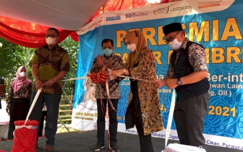 PERESMIAN. Suasana pembukaan sekaligus peresmian Pasar Domba Murah Berinternet (Pasar Dombret) di sekitar Perum Bumi Gandasari, Purwakarta, Minggu (30/5/2021). foto: humas dekopin