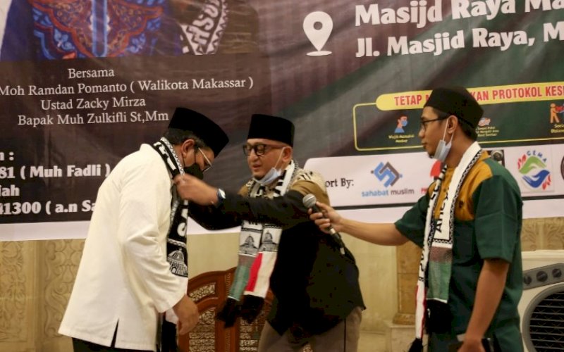 PENGUKUHAN. Ustaz Zacky Mirza mengukuhkan Wali Kota Makassar Moh Ramdhan Pomanto menjadi Duta Rumah Dai di Palestina di Masjid Raya Makassar, Minggu (30/5/2021). foto: humas pemkot makassar