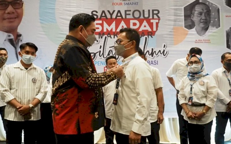 PENGUKUHAN. Sekda Provinsi Sulsel, Abdul Hayat Gani, mengukuhkan pengurus Forum Alumni SMA 4 (Four Smapat) Makassar Periode 2021-2026 di Claro Makassar, Minggu (30/5/2021). foto: humas pemprov sulsel