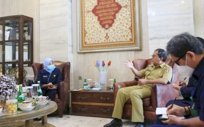 SINERGI. Wali Kota Moh Ramdhan Pomanto menerima Kepala BPOM Makassar Hardaningsih bersama rombongan di kediaman pribadinya, Jl Amirullah, Kota Makassar, Senin (31/5/2021). foto: humas pemkot makassar