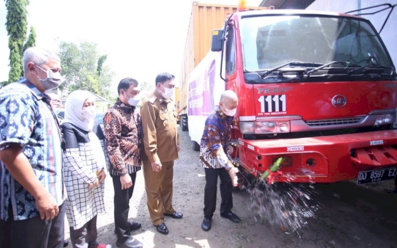 LAUNCHING EKSPOR. Menteri Koperasi dan UKM RI Teten Masduki disaksikan Sekda Provinsi Sulsel, Abdul Hayat Gani melakukan launching ekspor secara simbolis, Senin (31/5/2021). foto: humas pemprov sulsel