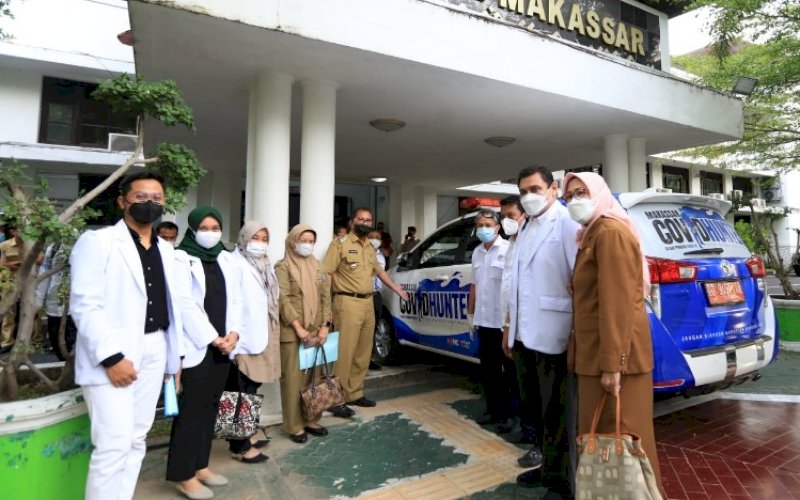 COVID HUNTER. Wali Kota Makassar, Moh Ramdhan Pomanto, bersama instansi terkait foto bersama di samping kendaraan operasional Makassar Covid Hunter di Kantor Balai Kota Makassar, Senin (31/5/2021). foto: humas pemkot makassar