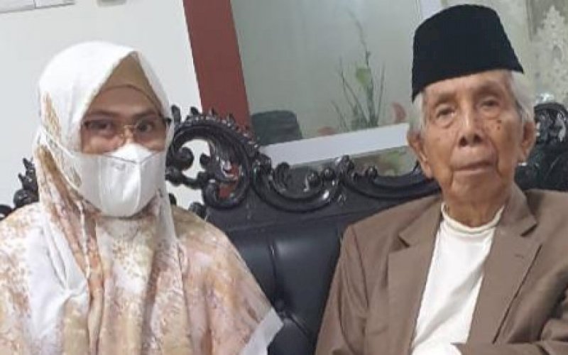 KENANGAN. Rektor UIM DR Ir Hj Andi Majdah M Zain MSI bersama mendiang Ketua MUI Sulsel AGH Sanusi Baco. foto: humas uim