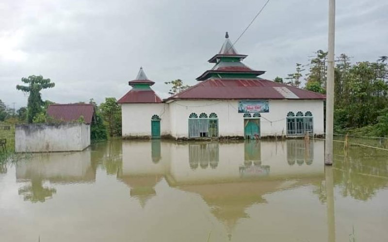 BANJIR. Banjir merendam masjid di Desa Lembang-lembang, Kecamatan Baebunta Selatan, yang terjadi sejak 16 Mei 2021. foto: humas pemprov sulsel 