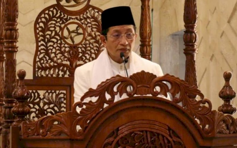 TAUZIAH. Imam Masjid Istiqlal Jakarta, Prof DR KH Nasaruddin Umar MA, membawakan tauziah hari ketujuh wafatnya AG KH Sanusi Baco yang dihadiri ribuan jemaah yang memadati Masjid Raya Makassar, Minggu (23/5/2021) malam. foto: humas uim