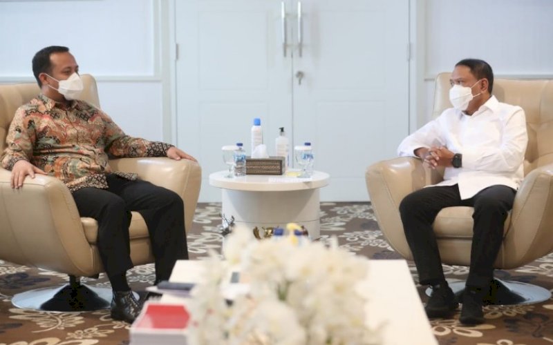 BAHASA STADION. Plt Gubernur Sulsel Andi Sudirman Sulaiman (kiri) saat menemui Menteri Pemuda dan Olahraga Zainudin Amali membagas pembangunan Stadion Andi Mattalatta Mattoanging Makassar di Kementerian Pemuda dan Olahraga RI di Jakarta, Senin (31/5/2021). foto: humas pemprov sulsel