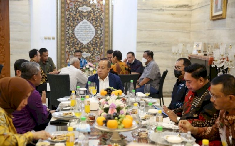 JAMUAN. Wali Kota Makassar Moh Ramdhan Pomanto menggelar jamuan makan malam dengan protokol kesehatan yang ketat yang dihadiri Gubernur Lemhannas RI Letjen TNI (Purn) Agus Widjojo di kediaman pribadinya, Jl Amirullah, Kota Makassar, Rabu (2/6/2021). foto: humas pemkot makassar