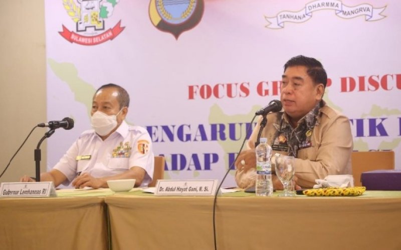 FGD LEMHANNAS. Sekda Provinsi Sulsel, Abdul Hayat Gani, memberikan arahan pada acara FGD yang digelar Lemhannas RI, Pemprov Sulsel, Kodam XIV Hasanuddin, dan Polda Sulsel di Hotel The Rindra Makassar, Kamis (3/6/2021). foto: humas pemprov sulsel