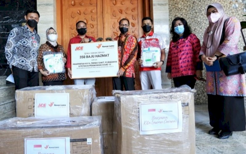 BANTUAN. Wali Kota Makassar, Moh Ramdhan Pomanto, menerima bantuan baju hazmat dari manajemen PT Ace Hardware Indonesia di rumah pribadinya, Jl Amirullah, Kota Makassar, Kamis (3/6/2021). foto: humas pemkot makassar