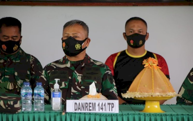 SILATURAHMI. Danrem 141 Toddopuli Brigjen TNI Djashar Djamil memimpin pertemuan silaturahmi TNI dan Polri Makodim 1407 Bone, Jumat (4/6/2021). Turut hadir Danyon C Pelopor Satbrimob Polda Sulsel, Kompol Nur Ichsan. foto: humas brimob bone