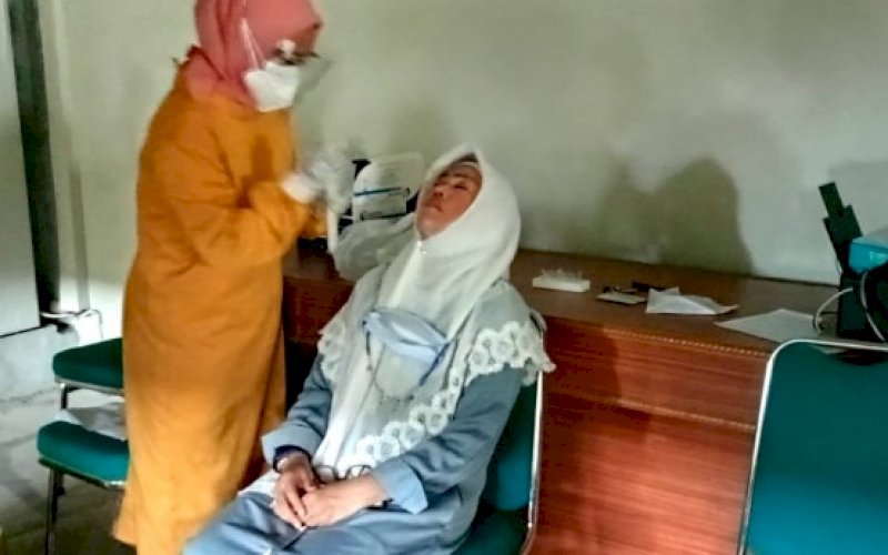 RAPID TEST. Rektor UIM, DR Hj Andi Majdah M Zain MSi, melakukan rapid test, Jumat (4/6/2021). foto: humas uim