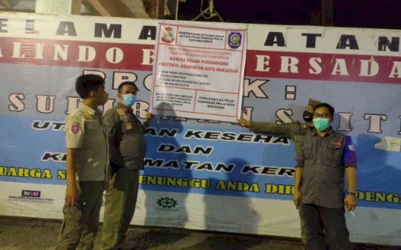 PENYEGELAN. Petugas Satpol PP Kota Makassar menyegel lokasi pembangunan apartemen 31 Sudirman Suites Makassar yang berlokasi di Jl Jenderal Sudirman, Jumat (4/6/2021). foto: istimewa