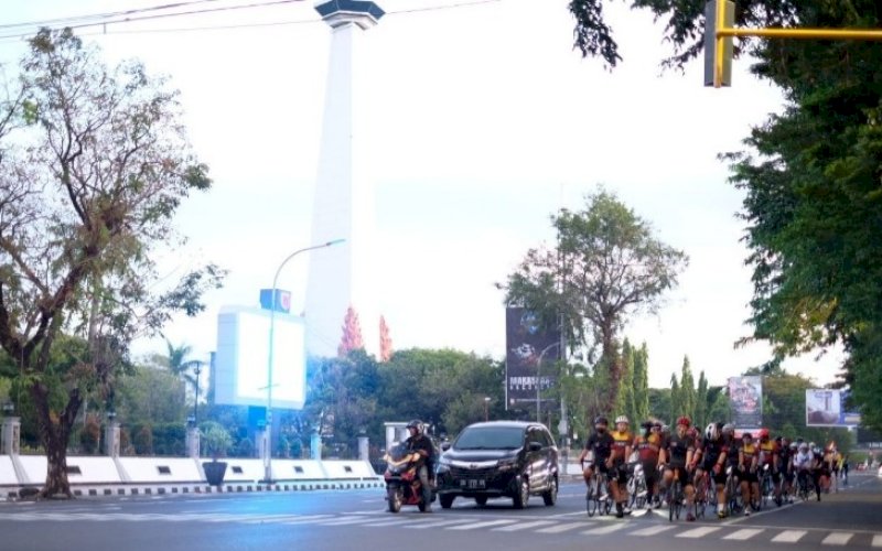 TERTIB BERSEPEDA. Memperingati Hari Sepeda Sedunia atau World Bicycle Day setiap 3 Juni, gabungan dari lintas komunitas sepeda Makassar menggelar gowes bareng dengan mengampanyekan tertib berlalu lintas di jalan, Sabtu (5/6/2021). foto: humas mcc&nbsp;