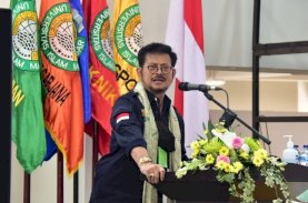 Mentan Akhiri Orasi Ilmiah dengan Sumbangan Suara Emas