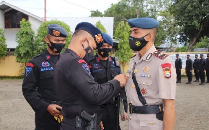 SERAH TERIMA. Danyon C Pelopor Satbrimob Polda Sulsel, Kompol Nur Ichsan melakukan serah terima jabatan personel di lingkungan Batalyon C Pelopor Satbrimob Polda Sulsel, Sabtu (5/6/2021). foto: humas brimob bone