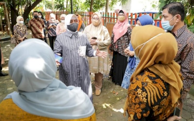 PENINJAUAN. Ketua TP PKK Kota Makassar yang juga selaku Bunda PAUD Kota Makassar, Indira Jusuf Ismail, melakukan peninjauan gedung eks UPTD Dinas Pendidikan Kota Makassar, Jumat (4/6/2021). foto: humas pemkot makassar