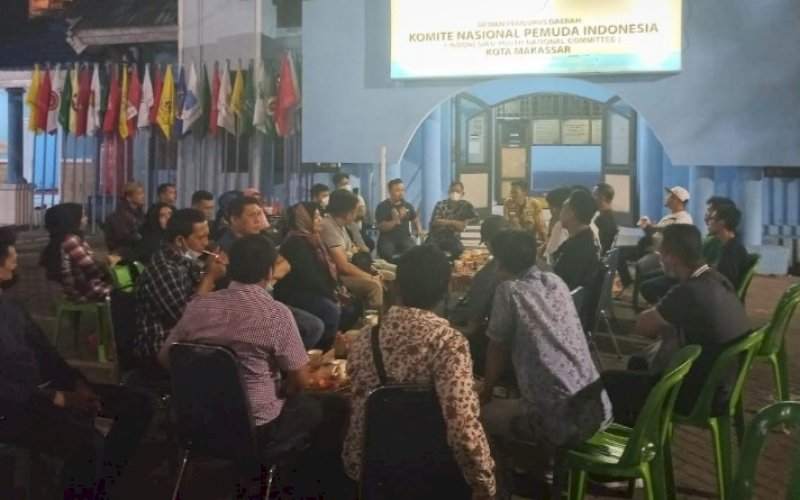 SILATURAHMI. Suasana silaturahmi pengurus DPD II KNPI Kota Makassar bersama OKP berhimpun dan alumni pengurus KNPI Makassar di halaman Sekretariat KNPI Makassar, Jl AP Pettarani, Minggu (6/6/2021). foto: knpi makassar