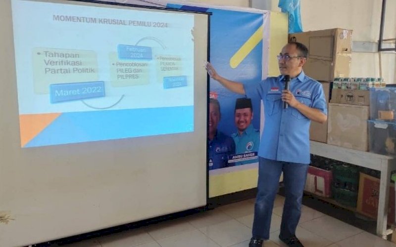 RAKOR. Sekretaris DPW Gelora Sulsel, Mudzakkir Ali Djamil, memimpin rakor Partai Gelora yang diikuti pengurus daerah DPD se-Luwu Raya dan Toraja di Kota Palopo, Minggu (6/6/2021). foto: humas gelora sulsel