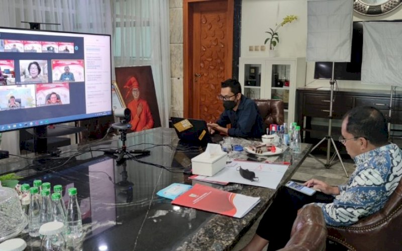 PEMBEKALAN. Wali Kota Makassar, Moh Ramdhan Pomanto, mengikuti pembekalan kepemimpinan pemerintahan dalam negeri yang diadakan BPSDM Kemendagri secara virtual, Senin (7/6/2021). foto: humas pemkot makassar