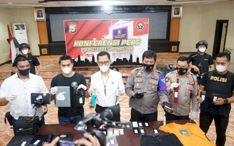 BERI KETERANGAN. Polisi memberikan keterangan saat menggelar konferensi pers kasus pemerkosaan dan perampokan di Mapolrestabes Makassar, Senin (7/6/2021). foto: istimewa