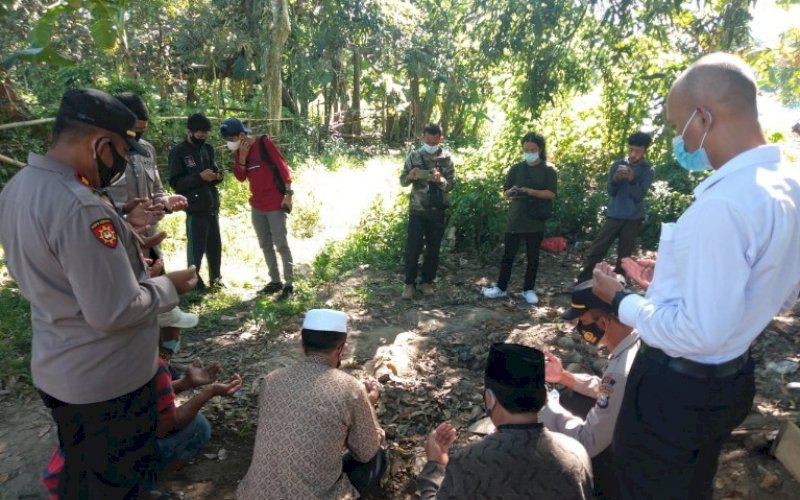PENGUBURAN. Suasana penguburan mayat orok bayi yang ditemukan di depan Benteng Somba Opu, Kampung Parang, Kelurahan Benteng Somba Opu, Kecamatan Barombong, Kabupaten Gowa, Senin (7/6/2021). foto: istimewa