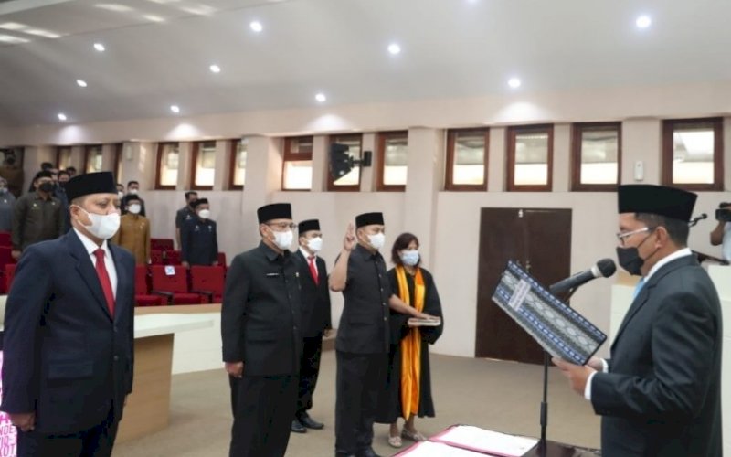 PENGUKUHAN. Wali Kota Makassar, Moh Ramdhan Pomanto, mengukuhkan 61 orang pejabat Pemkot Makassar di Ruang Sipakatau Balai Kota Makassar, Senin (7/6/2021). foto: humas pemkot makassar