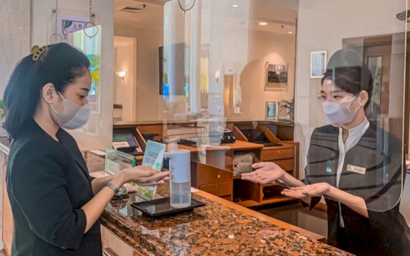 RAMAH. Staf receptionist Aryaduta Makassar melayani tamu dengan ramah. foto: humas aryaduta makassar