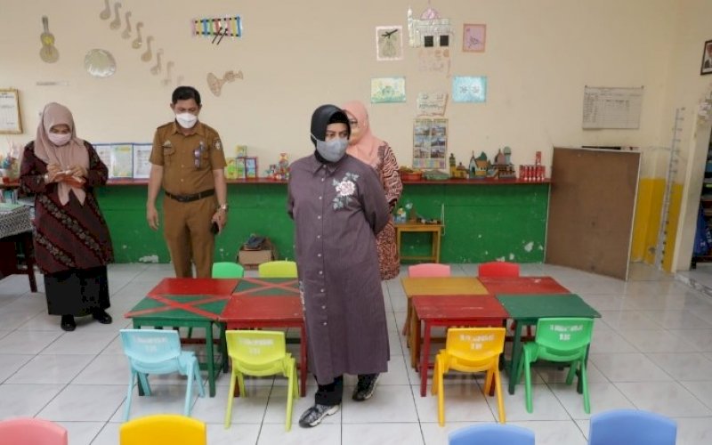 KUNJUNGAN. Ketua Tim Penggerak PKK Kota Makassar, yang juga selaku Bunda PAUD Kota Makassar, Indira Jusuf Ismail, meninjau beberapa PAUD dan TK yang ada di Kota Makassar, Selasa (8/6/2021). foto: humas pemkot makassar