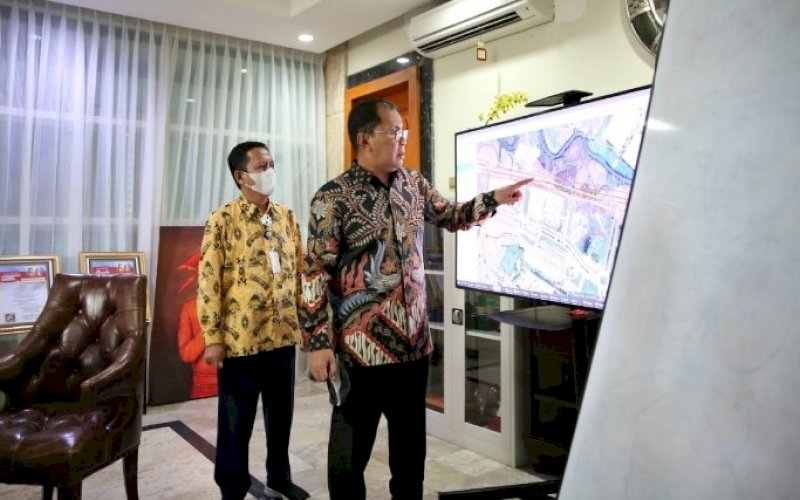 PRESENTASI. Wali Kota Makassar Moh Danny Pomanto melakukan presentasi di depan Kepala BPKA Provinsi Sulsel Jumardin di kediaman pribadinya, Jl Amirullah, Kota Makassar, Selasa (8/6/2021). foto: humas pemkot makassar