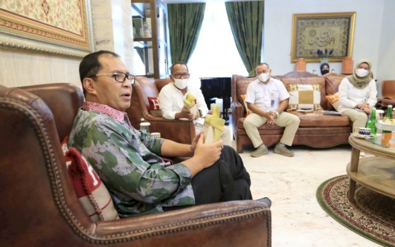 SILATURAHMI. Wali Kota Makassar, Moh Ramdhan Pomanto, menerima kunjungan Bulog Sulselbar di kediaman pribadinya, Jl Amirullah, Kota Makassar, Rabu (9/6/2021). foto: humas pemkot makassar
