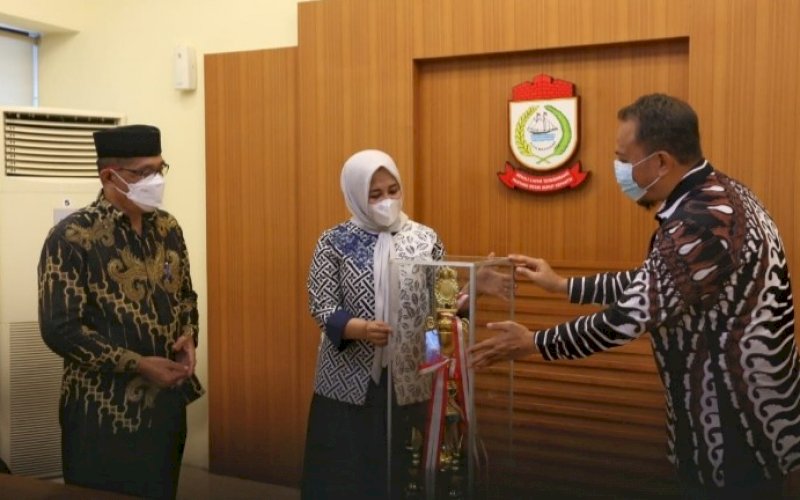 SAMBUTAN. Wakil Wali Kota Makassar, Fatmawati Rusdi, menyambut kafilah STQH Makassar yang berhasil mempertahankan juara umum pada STQH XXXII di Ruang Rapat Lantai 11 Menara Kantor Balai Kota, Kamis (10/6/2021). foto: humas pemkot makassar