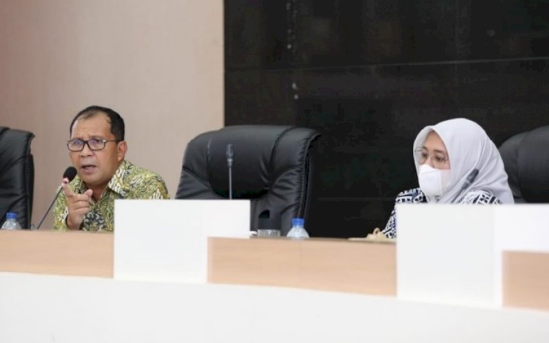 BAHASA RPJMD. Wali Kota Makassar Moh Ramdhan Pomanto bersama wakilnya Fatmawati Rusdi pada rapat koordinasi membahas RPJMD di Ruang Sipakatau, Balai Kota Makassar, Kamis (10/6/21). foto: humas pemkot makassar