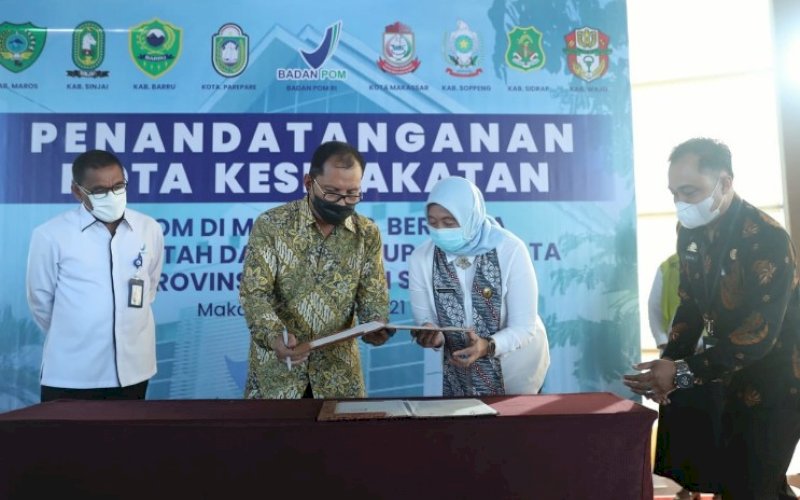 MOU. Wali Kota Makassar, Moh Ramadan Pomanto, melakukan MoU dengan BBPOM Makassar di Roof Top Aston Makassar, Kamis (10/6/2021). foto: humas pemkot makassar