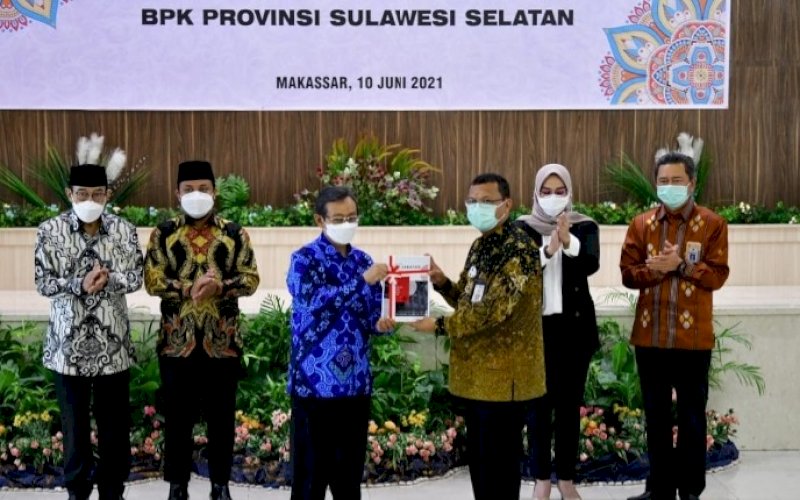 PISAH SAMBUT. Suasana pisah sambut Kepala Perwakilan BPK RI Provinsi Sulsel dari pejabat yang lama Wahyu Priyono kepada pejabat yang baru Paula Henry Simatupang di Auditorium BPK Sulsel, Jl AP Pettarani, Kota Makassar, Kamis (10/6/2021). Turut hadir Plt Gubernur Sulsel, Andi Sudirman Sulaiman. foto: humas pemprov sulsel